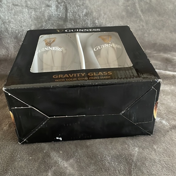 Guinness Pint Glasses 20oz Gravity Glass Gold Print Embossed Harp Set of 2 - Picture 8 of 8